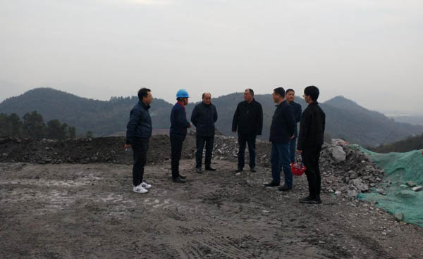 集團(tuán)公司黨委副書記、總經(jīng)理龔華東到矸石項(xiàng)目部視察 